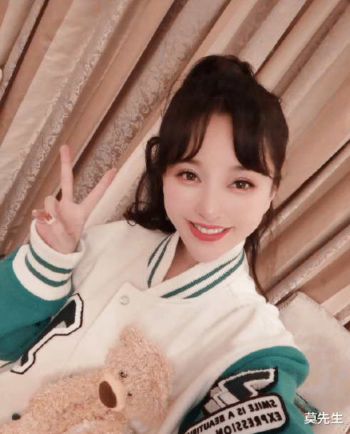 金莎|真是反向美颜！39岁金莎晒自拍认不出来，发际线靠后堪比清朝阿哥