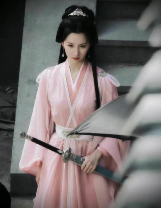 成毅|成毅直播让新剧《莲花楼》备受瞩目，剧中女主角造型又仙又美