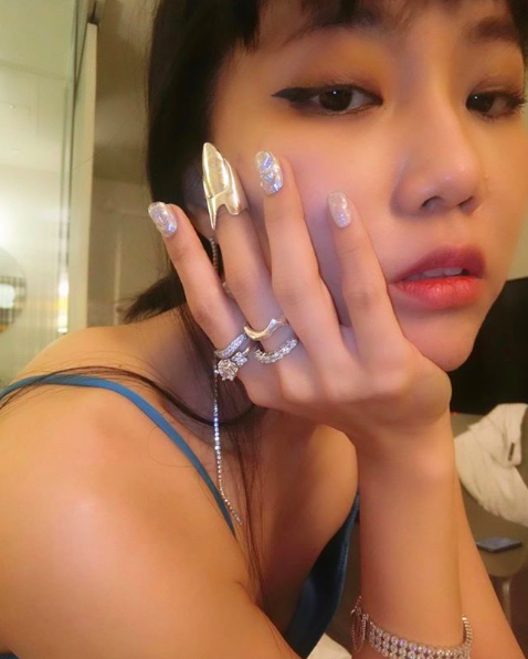 红豆 指甲戴的首饰成新趋势，跟上韩国女团美甲流行，不会街舞也靓酷炫.