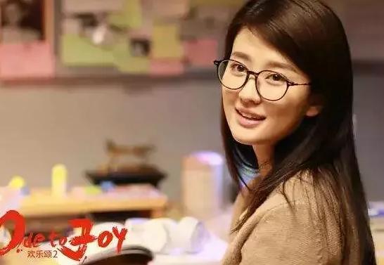 巩俐|乔欣深夜买醉？与朋友路边疯狂“摇头”，网友：有代言