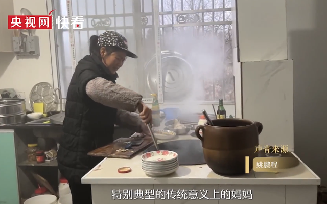 90后女儿偷偷探班妈妈工作的早餐店:“我只会因为我依旧平凡不能回报他们而自卑”