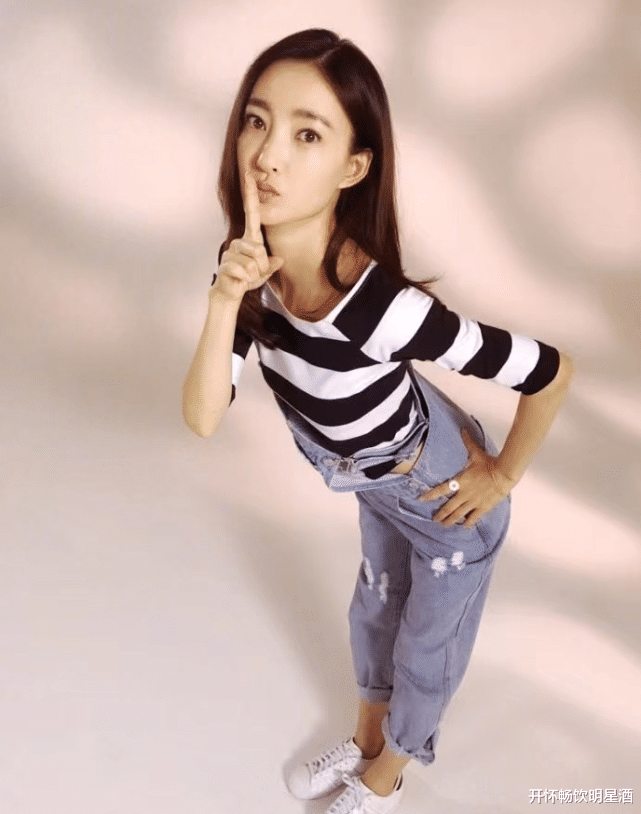 王丽坤|“超级玛丽”的背带牛仔裤，王丽坤实力卖萌，网友：太可爱了！