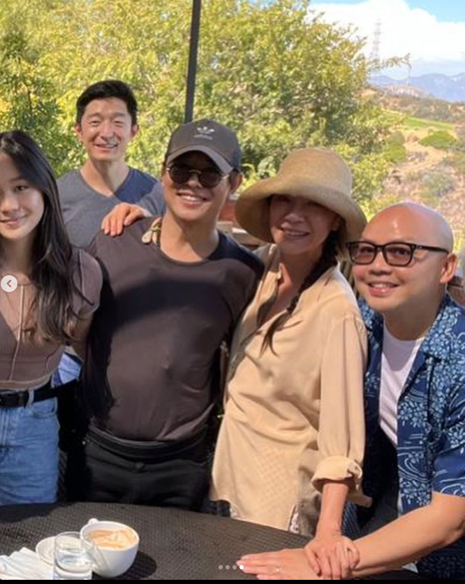 李连杰|李连杰带家人为杨紫琼庆祝荣登时代周刊，利智疑被P掉未能出镜