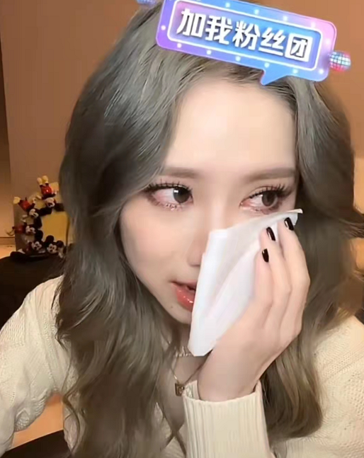 邓紫棋|邓紫棋直播崩溃痛哭，眼似葡萄模样大变被疑整容，精神状态惹担忧