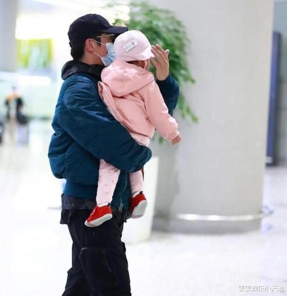 郑恺|郑恺一家三口现身机场：女儿小脸超可爱，和苗苗穿配套情侣鞋
