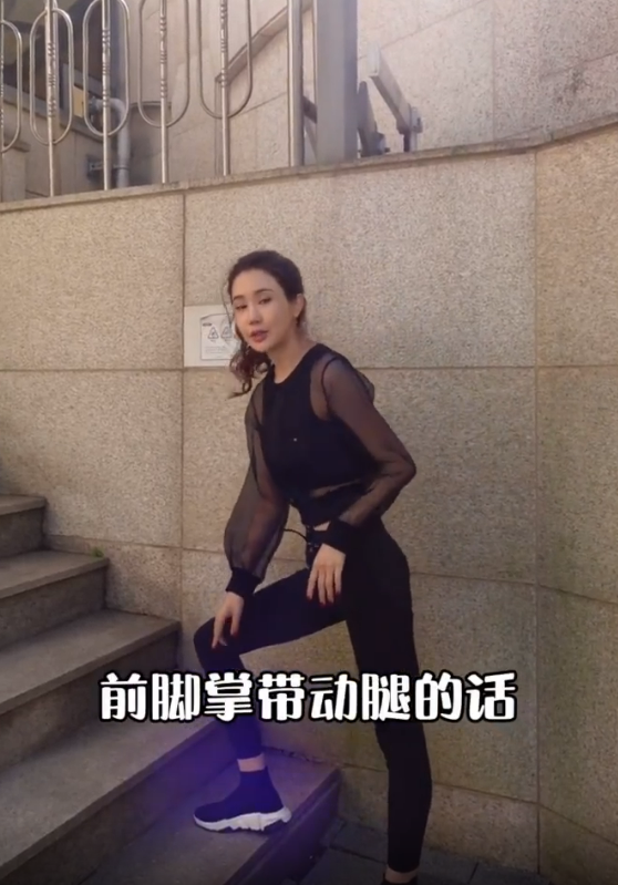 李多海|38岁李多海穿泳装炫身材！光脚炫出一双白嫩腿，水中打滑十分危险