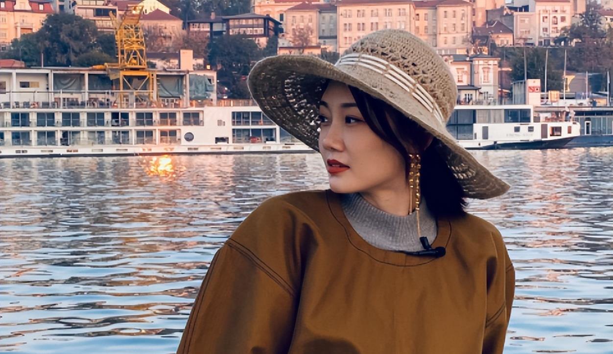 郑恺|郑恺夫妇推婴儿车逛超市!娇妻素颜出镜抱薯片,腹部隆起疑有孕