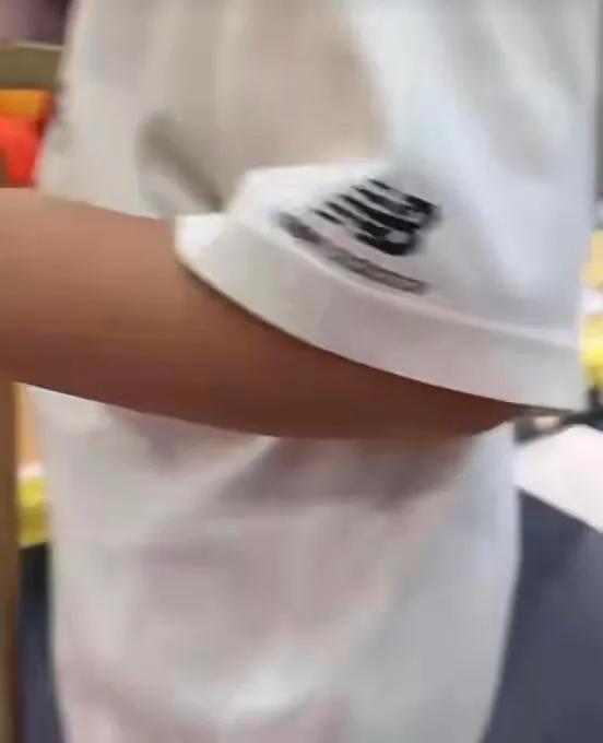 张柏芝|张柏芝为小儿子庆生，4岁小王子和妈妈互动有爱，俩哥哥太宠弟弟