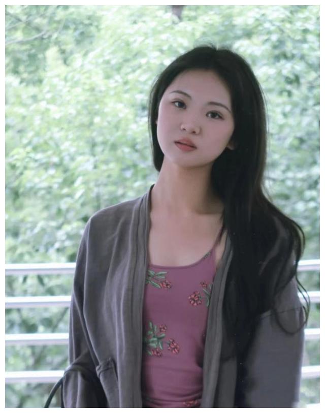 被赵露思的“韩式波浪卷”惊艳了！精致有气质，太适合圆脸了吧