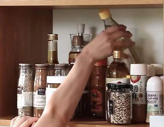 厨房不一定越大越好!学年轻人这么布置,干净无异味,给大家晒晒