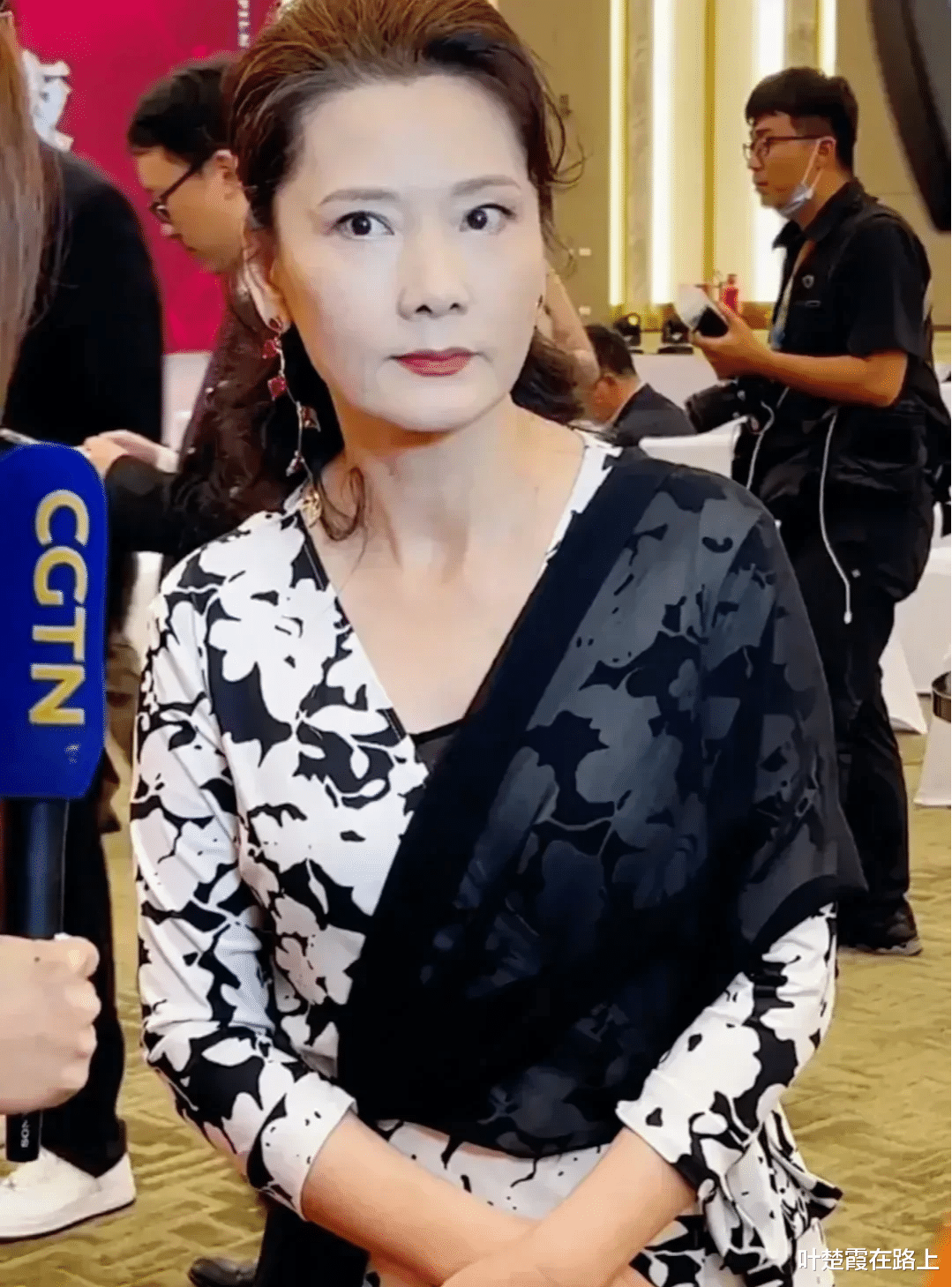 何赛飞|59岁何赛飞瘦太狠面相都变了!穿碎花裙身材格外苗条,眼神却透出一股凌厉感