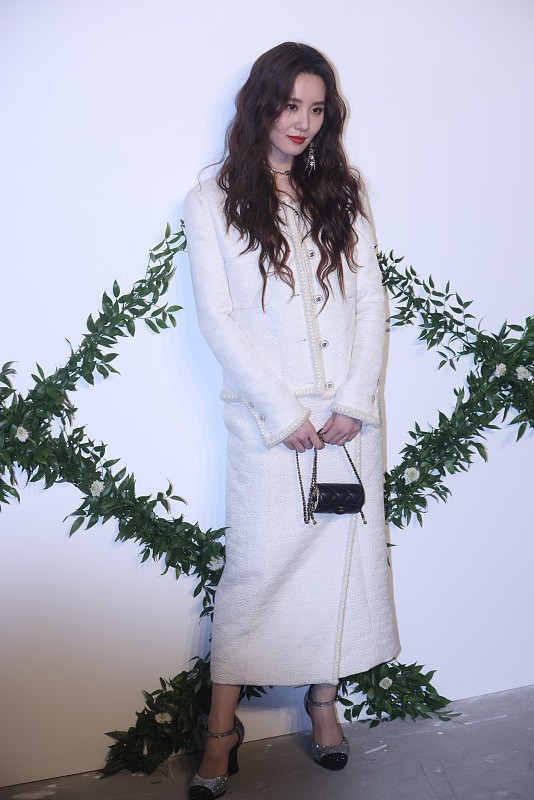 穿衣搭配|刘诗诗的“爆炸头”好个性,小香风穿搭挺温柔,看着好有女人味