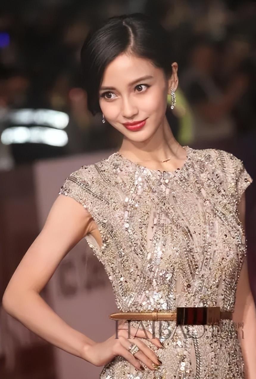 杨颖：离婚后成圈内透明人，综艺半跪给新人端水果