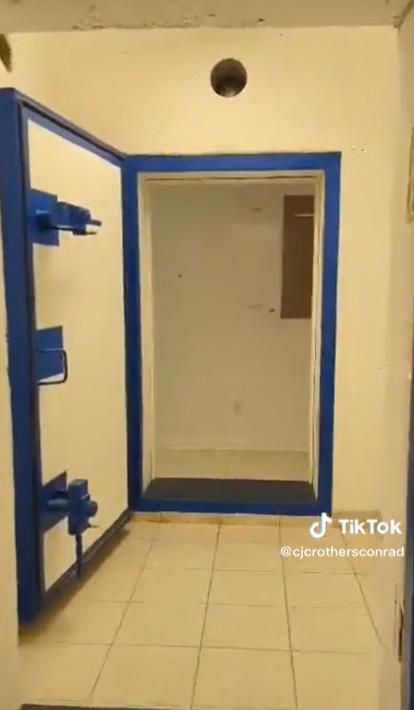 网上租的豪华民宿竟有"隐藏地堡"网友顺藤摸瓜,挖出一桩离奇命案