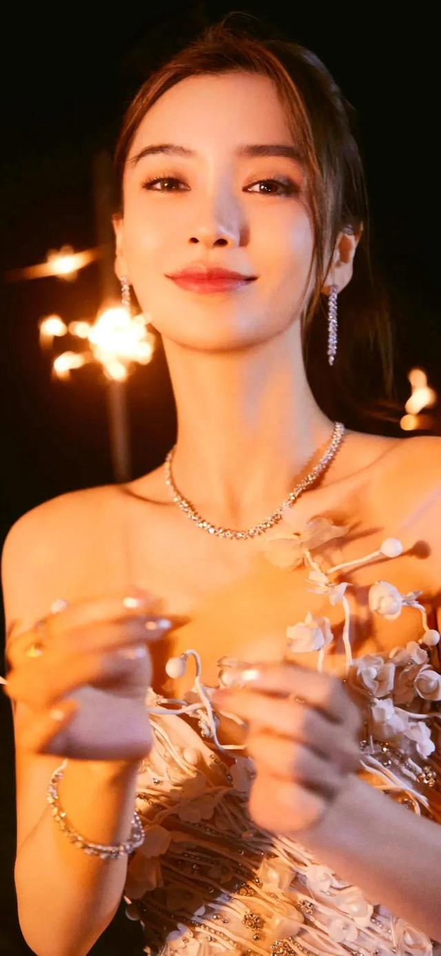 Angelababy|杨颖 露背花裙写真