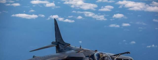 美军AV-8B战机，吸收“鹞”式战机技术，能完成垂直起降