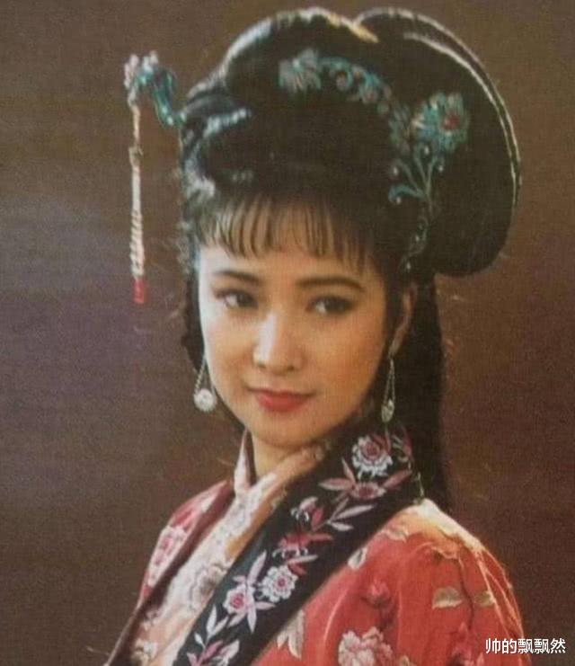 何晴|何晴：父亲早逝母亲患脑出血垂危，与许亚军离婚后，她还好吗？