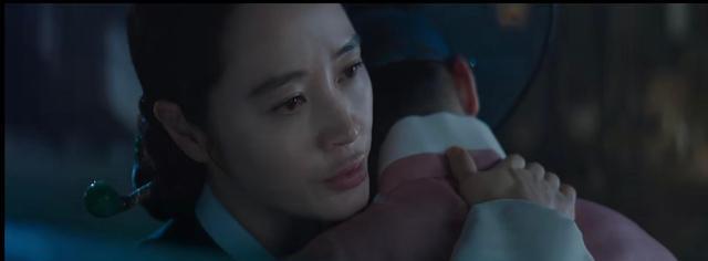 王后伞下|《王后伞下》儿子变“女儿”王后的理解让儿子泪目,也让观众佩服