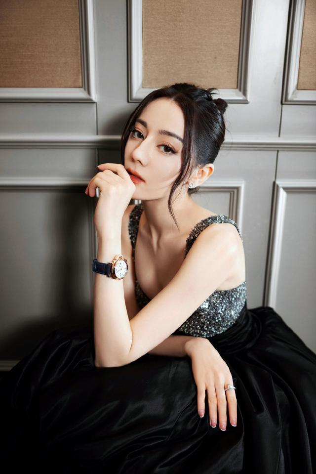 迪丽热巴 热巴把刘海梳上去了，身穿黑色镶钻礼服，头发盘起，美得窒息