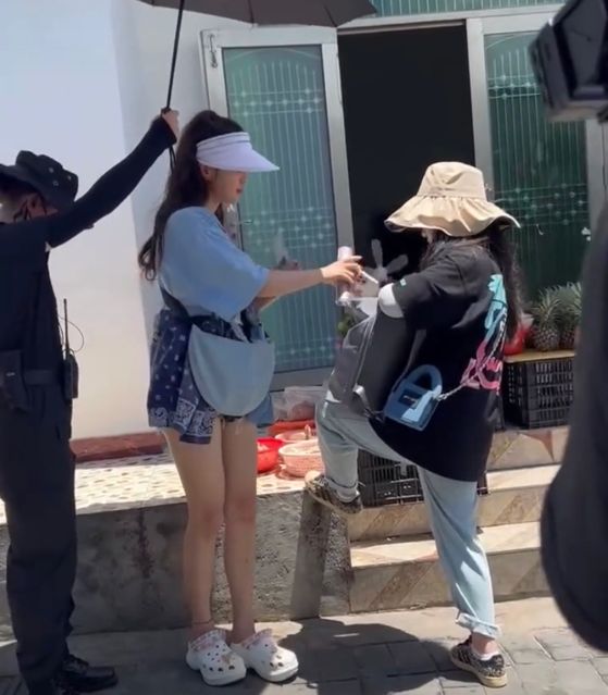 杨超越|三亚:杨超越街上录节目,当众往腿上喷防晒霜,“连脚丫子都喷”