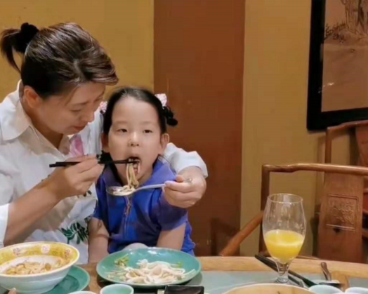 闫学晶|闫学晶27岁儿媳豪宅内养胎，穿金戴银好富贵，摸皮球孕肚母爱满满