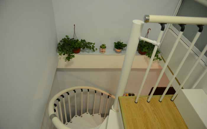 买了一套50平米小复式房晒朋友圈,亲戚说我住个蜗居好嘚瑟啥?