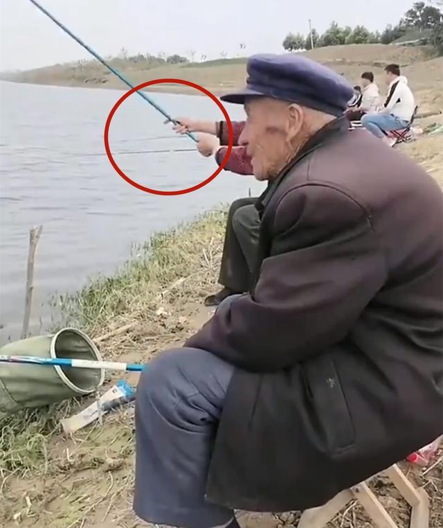|钓鱼界的“神雕侠侣”！八旬老夫妻结伴钓鱼，网友：最浪漫的事