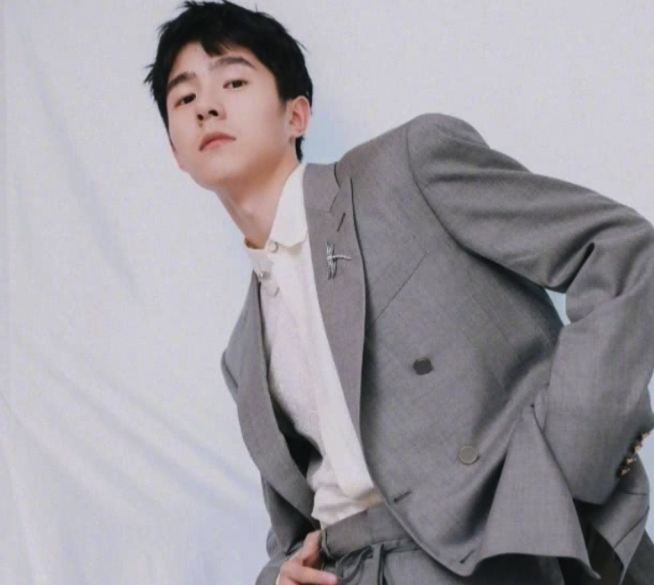 杨洋|同为“西装男神”,把杨洋肖战和靳东张晋放一起,差距就出来了