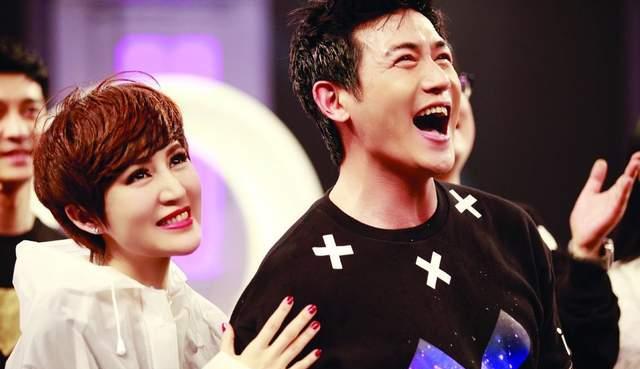 鲍蕾|陆毅鲍蕾现身机场，夫妻边走边聊，堪称幸福的一对