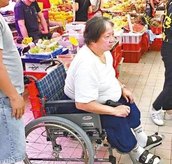 洪金宝|70岁洪金宝是香港影坛“活化石”，二婚娶徒弟为妻事业开始上坡