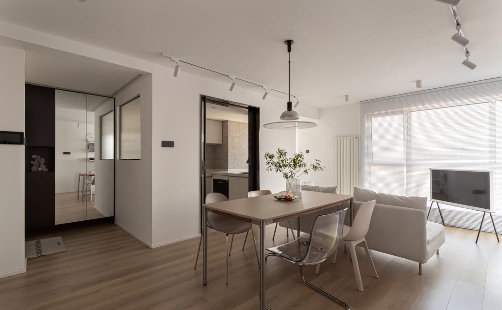 难怪很多人喜欢给墙面“留白”,他98㎡新家,不杂不乱,舒适极了