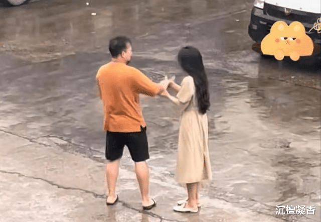 广州男子摔门而出,妻子被推倒在地,目击者:她跟男同事聊过头了