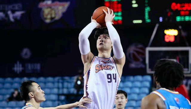 |后悔么？上海8千万中锋成软脚蟹 体能不足愁坏李春江 赛后公开道歉