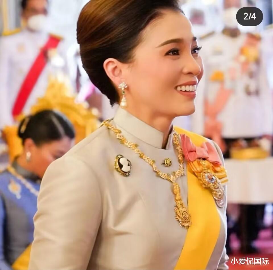 诗妮娜|被迫营业，纳瓦瑞公主陪泰王出席活动心不在焉，素缇达笑颜如花