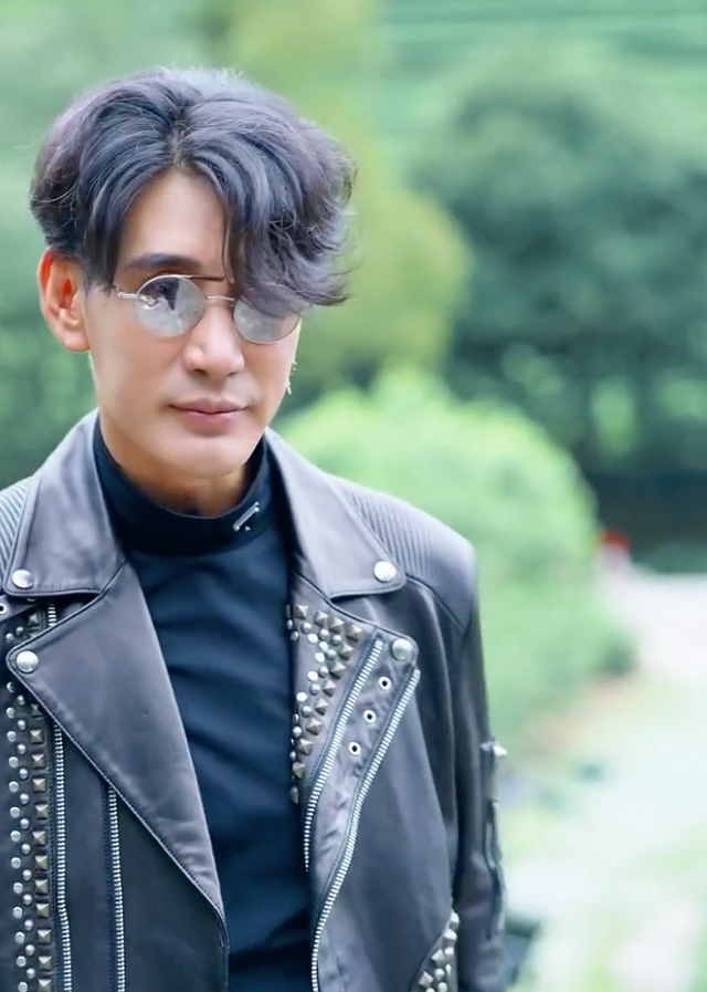 张敏|女神张敏和男友罕见现身！穿皮衣坐机车上游玩，皮肤白嫩不显老