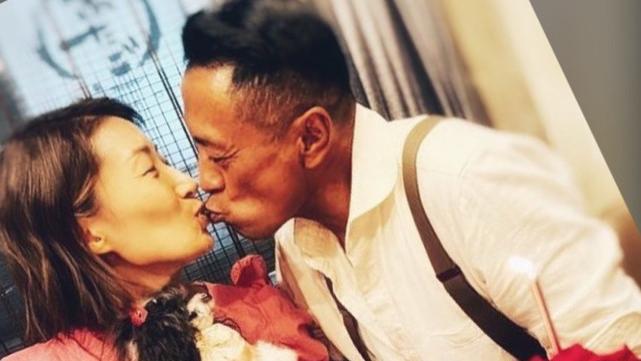姜皓文|姜皓文晒与太太嘴对嘴亲吻合影 夫妻俩甜蜜庆祝结婚23周年纪念日