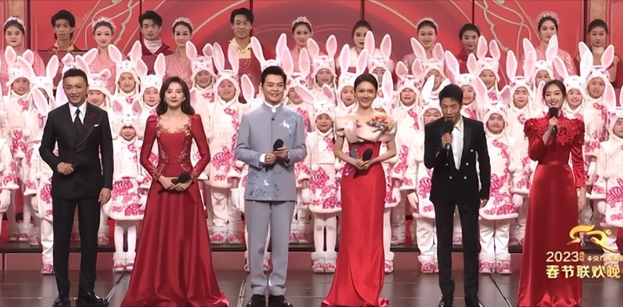 董卿|周涛董卿却上了热搜！春晚龙洋马凡舒挑大梁，旗袍造型把人惊艳了