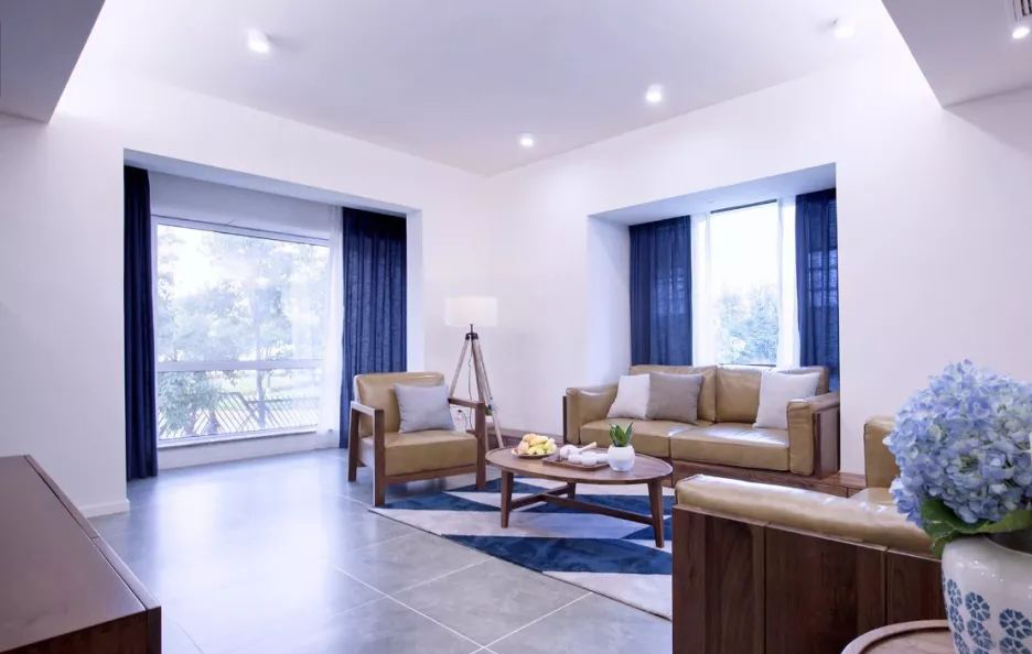 客厅不放沙发，砌个地台不落灰，内里掏空还能做收纳，太实用了