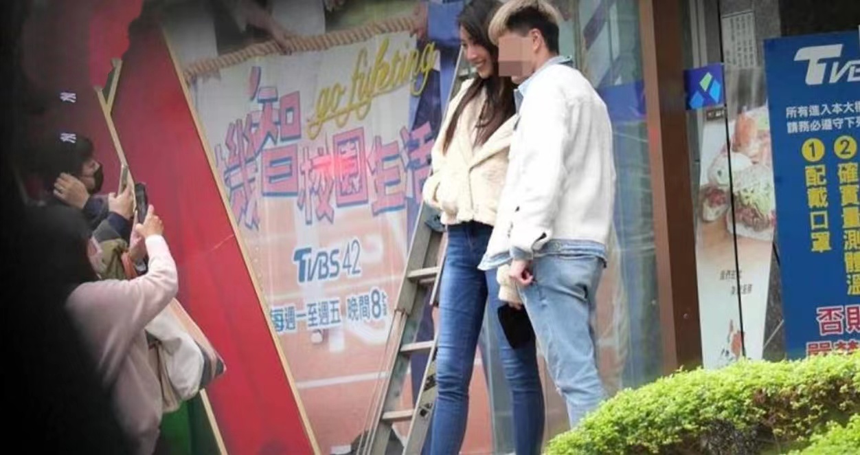 隋棠|41岁隋棠被曝疑怀四胎,穿平底鞋衣着宽松,经纪人回应模棱两可