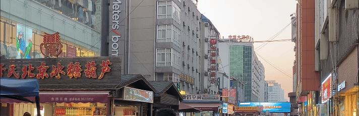 陕西宝鸡“血满复活”!市民们“报复性”外出导致市区人群爆满。
