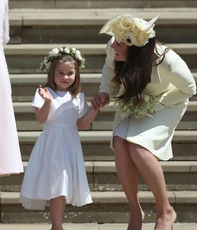 威廉|三人组美好画面,哈里威廉同为凯特撑伞,然而梅根到来后物是人非