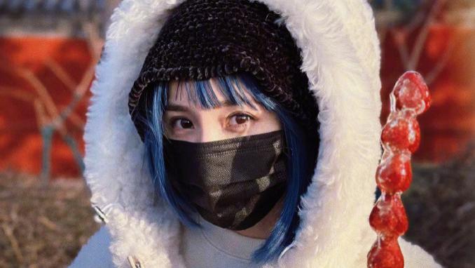 杨幂|杨幂晒游玩照：蓝发白衣好似精灵，手拿糖葫芦卖萌好可爱！