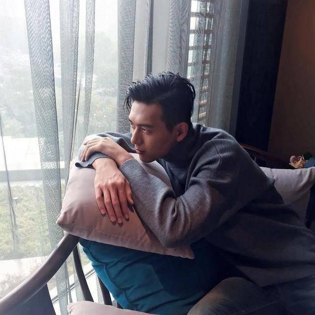 娱乐圈|娱乐圈“男星的手”比女生还“好看”?网友:选对护手霜挺重要的