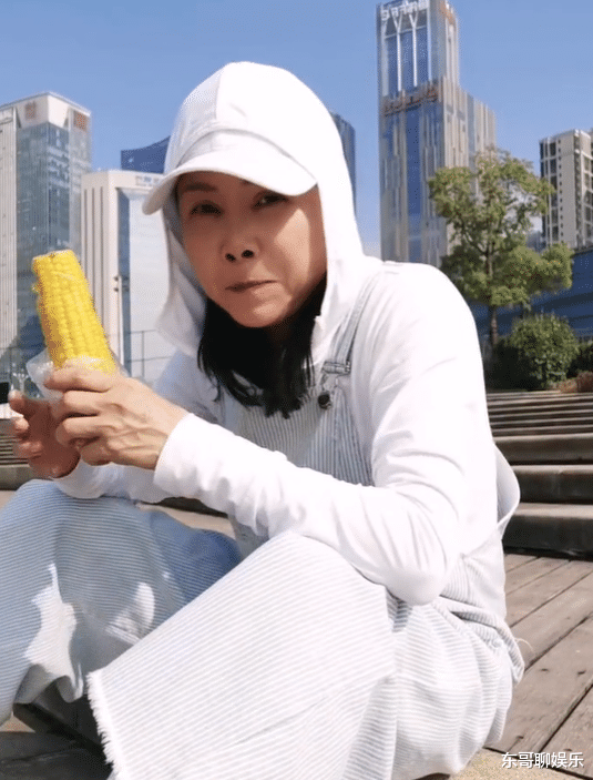 玉米|56岁田震，在街边吃玉米，穿白色裤子不怕脏