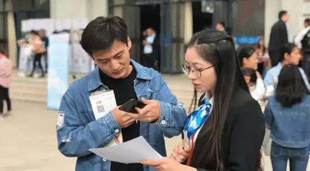 应届生|人社部“消息”，22年应届生就业政策有变？事业单位降低招聘标准