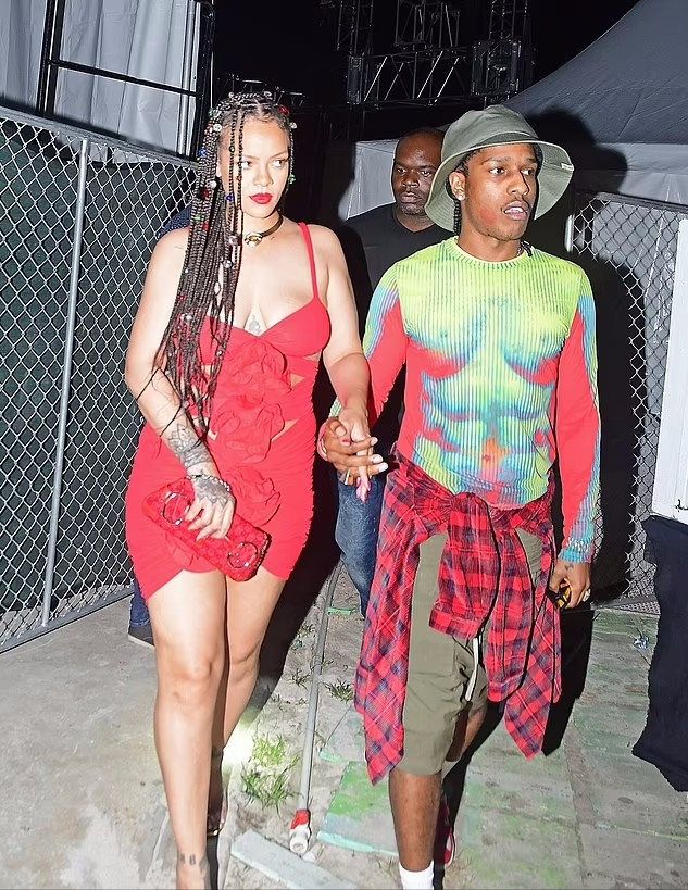 蕾哈娜|蕾哈娜和黑人男友亮相好喜庆！镂空迷你裙性感，生了儿子后更美了