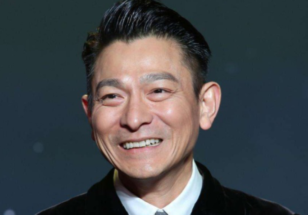 刘德华|60岁刘德华街头被围观！鼻梁高挺身形清瘦，引一旁路人激动尖叫