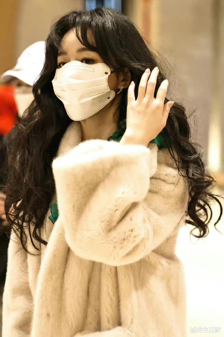 赵丽颖|赵丽颖羊羔绒大衣内搭绿色连衣裙参加活动,保暖清新又温婉