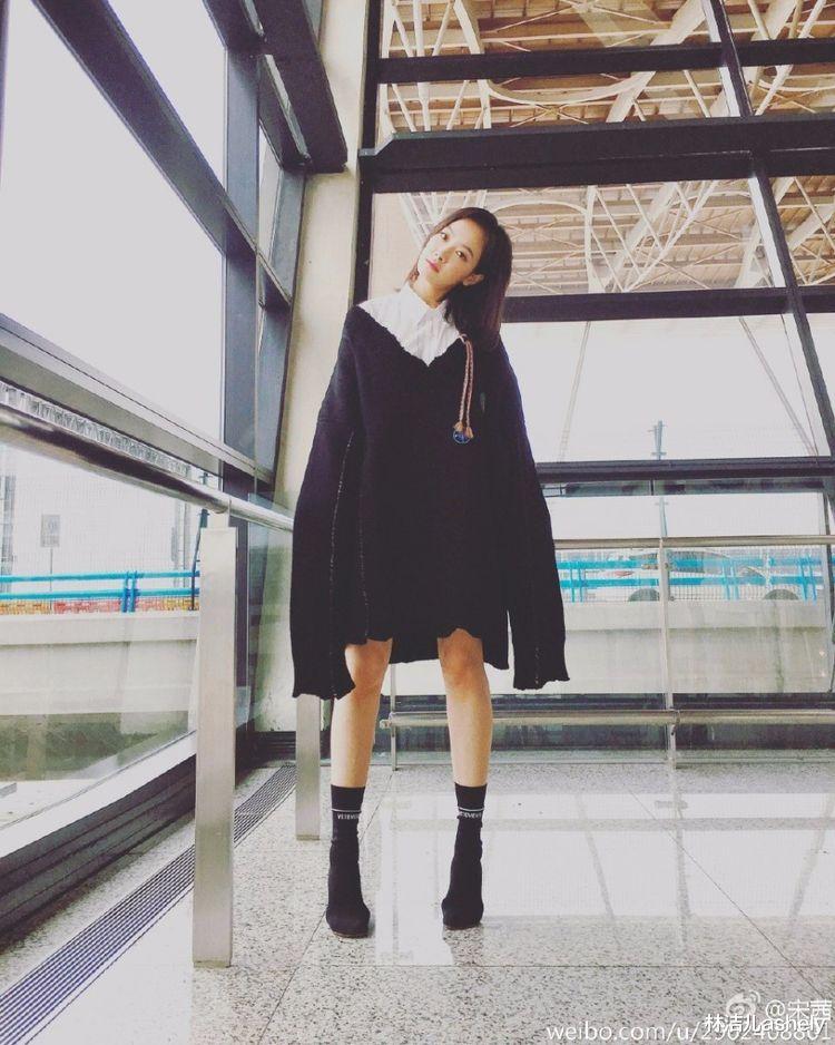 杨幂|85花都爱玩“下半身失踪”，杨幂赵丽颖好惊艳，全都是因为美腿？