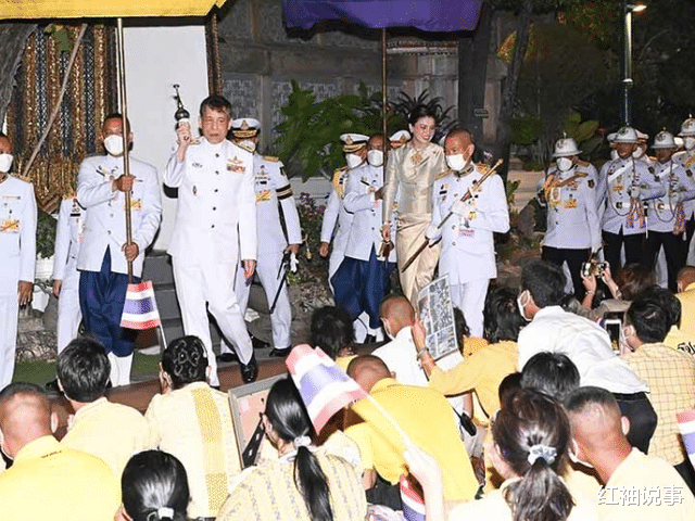 苏提达|苏提达首饰别出心裁,佩戴大金链子亮相,没有王冠照样抢风头